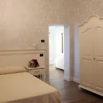 Charming Palace Santa Fosca بيت ضيافة